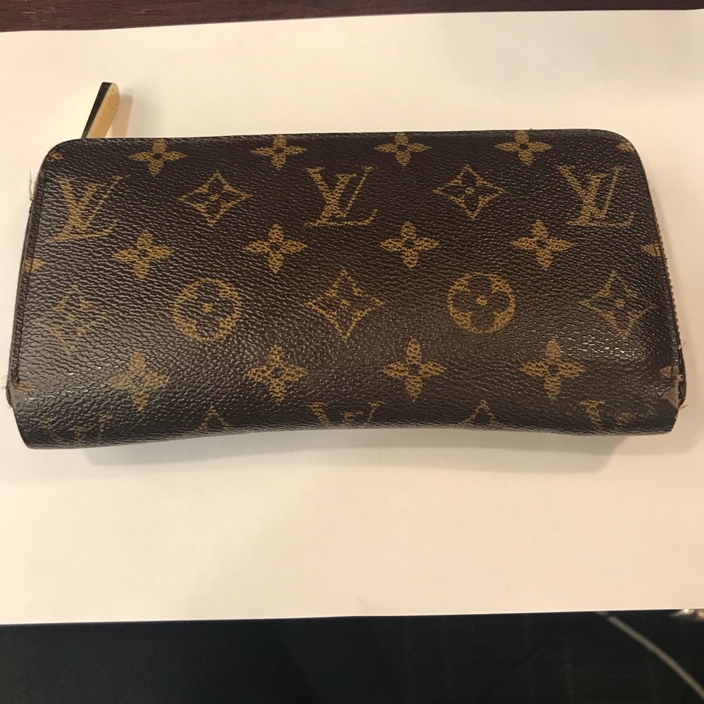 Authentic Louis Vuitton Zippy Wallet